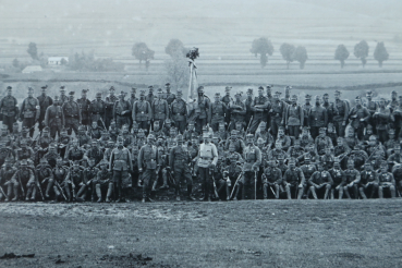 Foto Militär / 1914-1918 / 1 WK / Soldaten / Uniform / Säbel / Gewehre / Orden